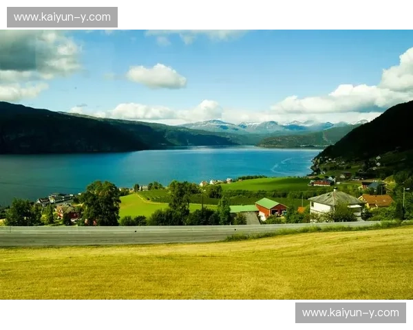 峡湾之魂与深蓝风暴的交响：松达尔vs维京，足球版“冰与火之歌”